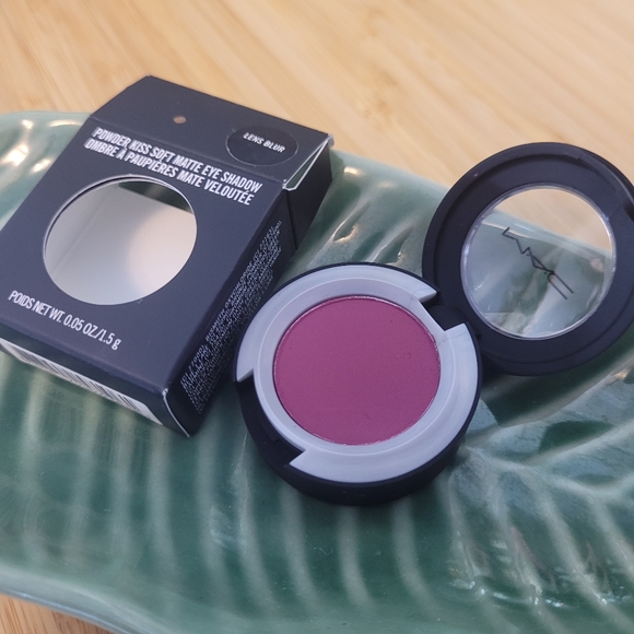Mac cosmetics POWDER KISS SOFT MATTE EYESHADOW in lens blur - Picture 5 of 8